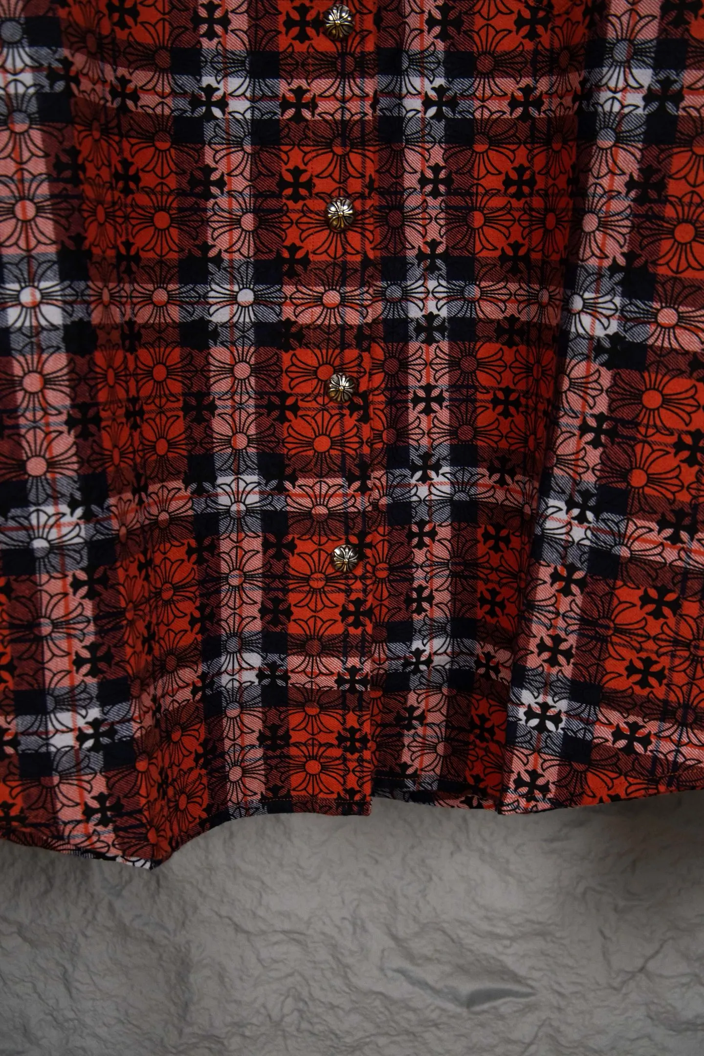 🅿️410 Style No.: M213 (the highest version on the market) Chr*me hea*ts/CH Chloé Heart Label Metal Checkered Shirt Jacket. Original replica Chloé family's unique identity silver buckle cross leather seal, custom-dyed dark pattern brand fabric, high-quality checkered pattern tailoring, cross leather patch splicing at the sleeves, one-sided chest patch pocket design, custom-made high-quality lettering hardware accessories, distressed retro silver buckle, three-dimensional version. The upper body is sassy and handsome. Natural high-street style. Needless to say, the upper body effect is natural. It is at the forefront of the trend. Its vibrant design and versatile attributes can surprise you no matter how you match it!  Size XS S M L